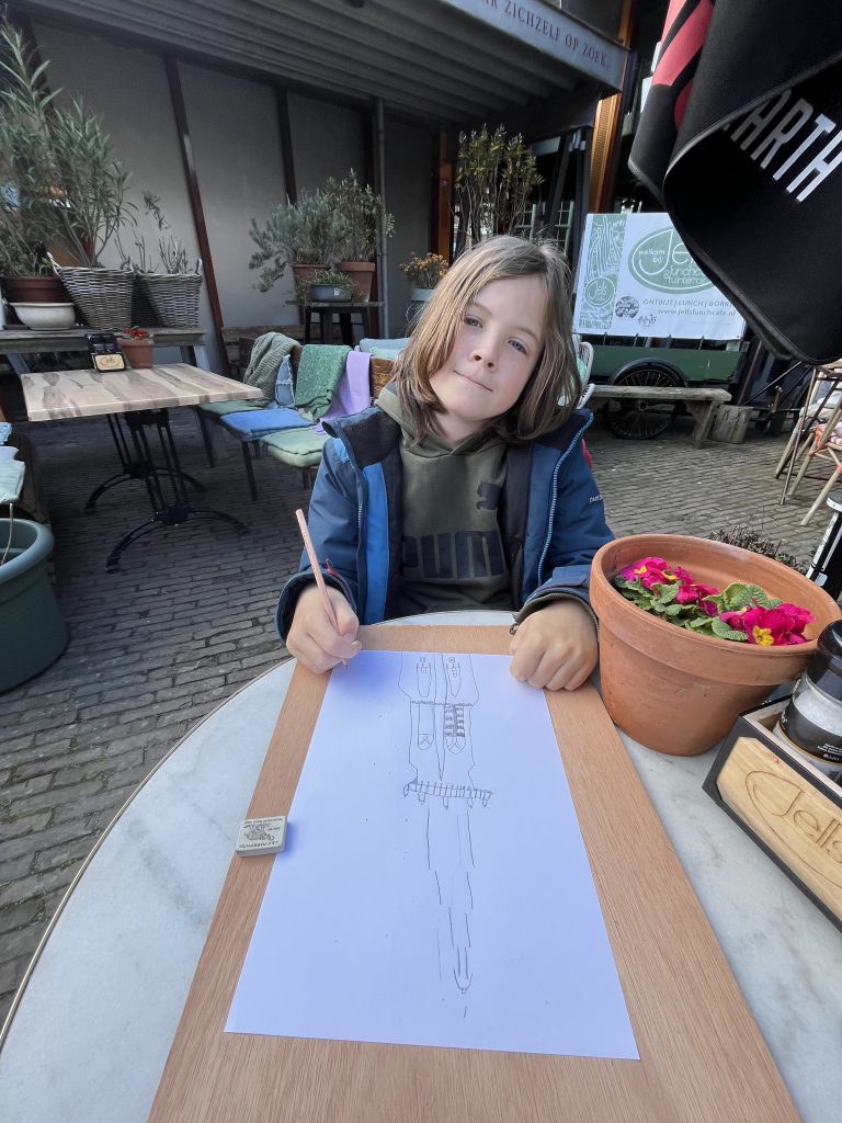 Stadstekenklas 2024/2025, groep 6 (klas 4) van De Aquamarijn, tekent de Lange Jan - foto's: Liesbeth Labeur